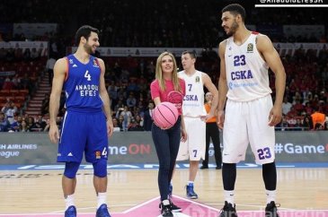 Hava atışı Sinem Kobal'dan (Meme kanseri için Pembe Top Sahada)