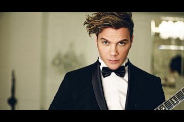 Sinan Akçıl, Justin Bieber'ın eski sevgilisiyle birlikte