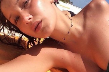 Bella Hadid'den seksi fotoğraf çekimi