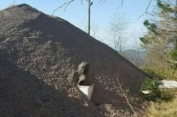 Atatürk büstünün üzerine çakıl döktüler