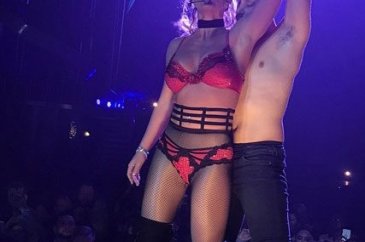 Britney Spears'ın iç çamaşırlı konser stili