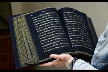 Kur'an-ı Kerim'i ipek sayfalara yazdı