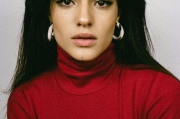 Genç modelin kaşlarına büyük ilgi