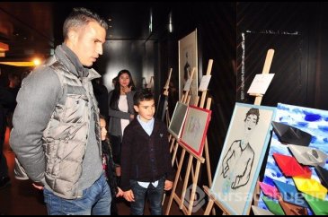 Robin van Persie 'Suriyeli Çocuklar' sergisinde