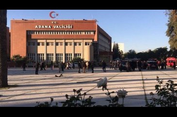 Adana Valiliği önünde patlama! Olay yerinden fotoğraflar