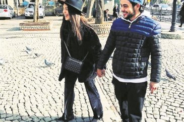 Rüzgar Erkoçlar sevgilisiyle el ele