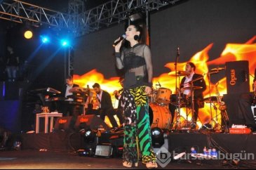 Demet Akalın, Yıldız Tilbe'nin albümünde yer alacak