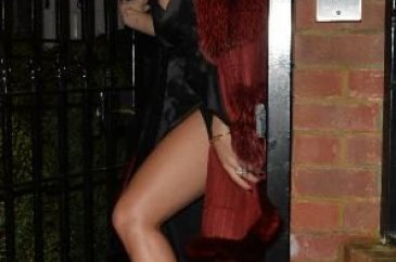 Rita Ora soğuğa rağmen kendi tasarımıyla partide
