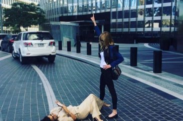 Eva Longoria fotoğraf uğruna yerlerde süründü