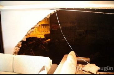 Bursa'da yanında temel kazılan binanın duvarı çöktü