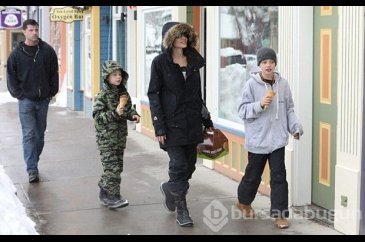 Angelina Jolie çocuklarıyla kayak tatilinde