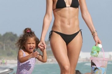 Doutzen Kroes ailesiyle tatilde
