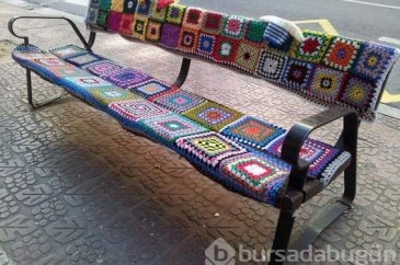 Sokakları örgülerle süslediler