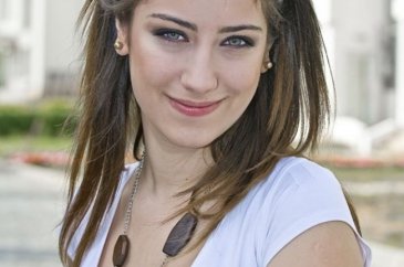 Hazal Kaya yeni projesiyle ekranlara dönüyor