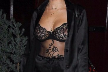 Kourtney Kardashian'dan cesur gece kıyafeti