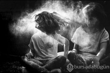 Yetenekli anne kızlarının muhteşem fotoğraflarını çekiyor
