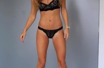Nina Agdal'dan gövde gösterisi