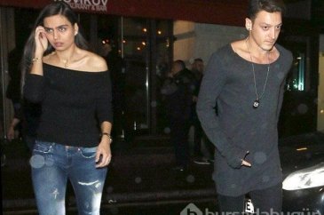 Mesut Özil ve sevgilisi Amine Gülşe akşam yemeğinde