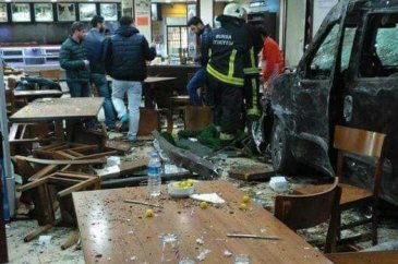 Bursa'da feci kaza! Köfteci Yusuf'a araç daldı	