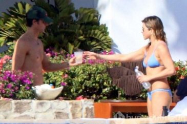 Jennifer Aniston bikiniyle görüntülendi