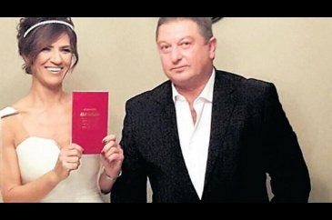 Esra Erol'un evini silahla bastı!