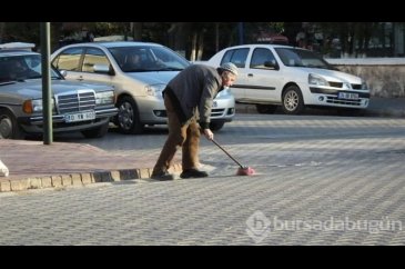 Her gün sokakları temizleyen 'çevreci dede'