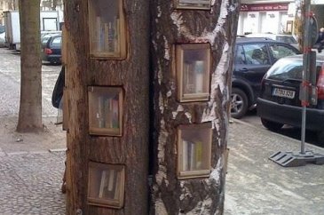 Berlin sokaklarında ağaçtan kütüphane!