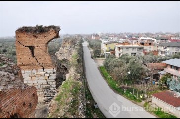 İznik'teki surlar korku saçıyor
