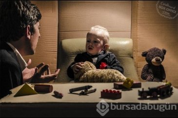 Kartonla film dizi sahnelerini canlandıran sevimli aile!