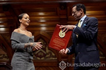 Rihanna: Sonunda Harvard'lı oldum!
