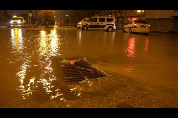 Adana'da şiddetli yağış asfaltı çökertti