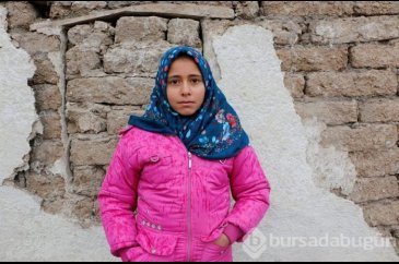 Depremde yıkılan evinde okul çantasını aradı...