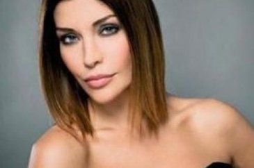 Deniz Akkaya çıplak poz verdi