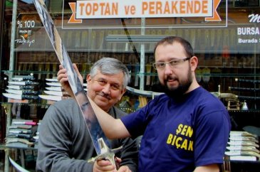 Bursalı bıçakçı insan boyunda kılıç üretti