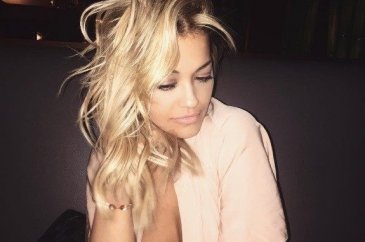 Rita Ora'dan cesur reklam