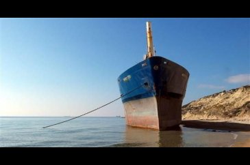 Bozcaada sahilinde 2 yıldır bekliyor