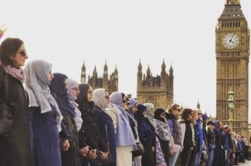Westminster Köprüsü üzerinde teröre karşı el ele
