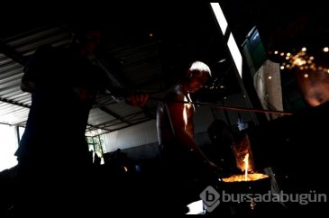 Bursa'da güneşe çıkarak serinliyorlar