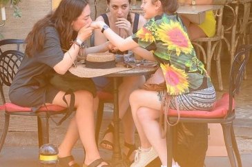 Demet Evgar bir kadınla yakalandı elini asla bırakmadı
