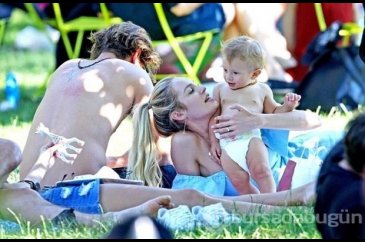 Candice Swanepoel oğluyla parkta serinledi