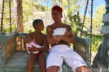 Ronaldo ikiz bebekleriyle tatilde