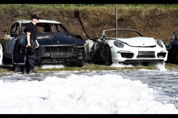 Lüks otomobiller yandı