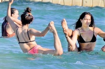 Özge Özpirinçci ve Selin Şekerci'nin deniz yogası