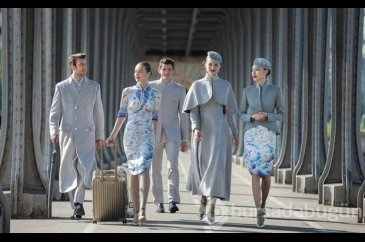 Çin havayolu hosteslerinin haute couture üniformaları