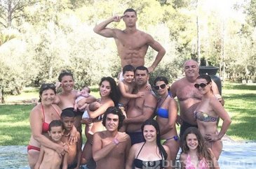 Ronaldo ailesi tatilde
