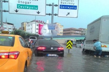 İstanbul'daki şiddetli yağmur sosyal medyayı salladı