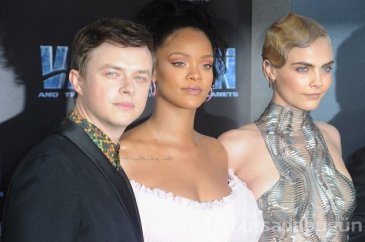 Rihanna ve Cara Delevingne 'Valerian' galasında buluştu