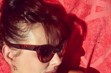 Aydan Şener'in bikinili hali genç kızlara taş çıkarttı