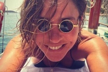 Ece Uslu'dan bikinili paylaşımlar