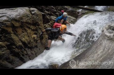 Bursa'da 40 derece sıcaktan kaçıp kendilerini şelaleye attılar	